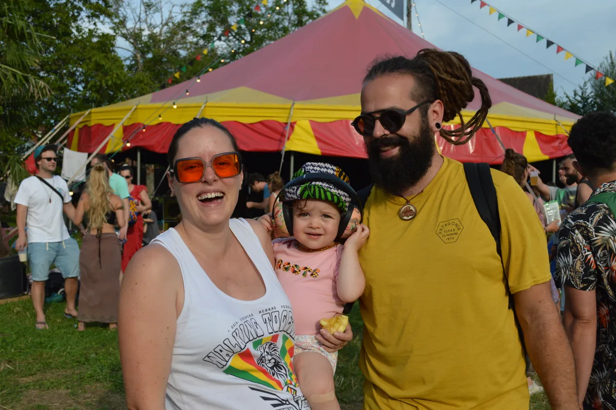 Eine Familie am Reggae-Festival Reeds.